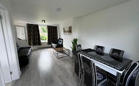 3-Bedroom Cosy Reading House